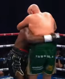 Tyson n'a pas boxé, il a fait exactement comme Evander Holyfield contre Mike Tyson : oui Tyson Fury n'a pas arrêté de tenir Francis pour éviter la bagarre !